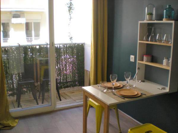 Nicelidays - Le Berlioz - city central - 7min from beaches : photo 1 de la chambre appartement