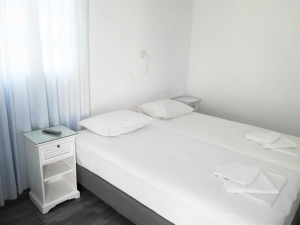 MARKOS BEACH rooms & studios : photo 2 de la chambre chambre lits jumeaux