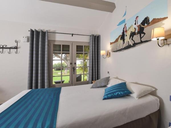 Hotel Mas Des Barres : photo 5 de la chambre chambre triple avec terrasse