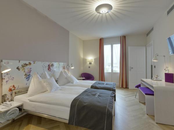 Boutique Hotel Bellevue : photo 2 de la chambre hébergement double boutique - baignoire avec vue sur rivière