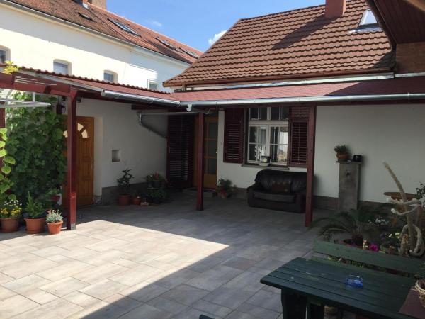 Fehérház Alkalmi Szálló : photo 3 de la chambre chambre familiale - vue sur jardin