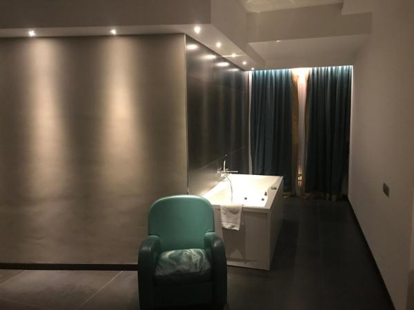 Mediterranea Hotel & Convention Center : photo 4 de la chambre suite lit queen-size avec baignoire spa