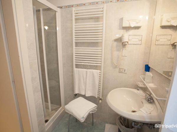 Hotel Caprera : photo 6 de la chambre chambre triple