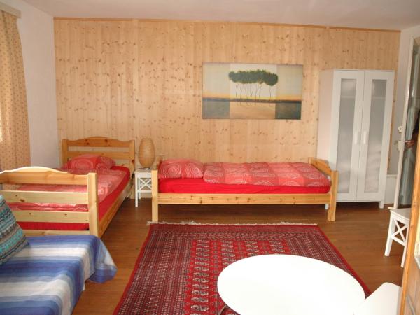 Chalet la Griotte : photo 10 de la chambre chambre sextuple avec balcon et salle de bains commune