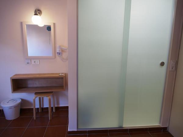 Fivos Pension : photo 6 de la chambre chambre double avec balcon - vue partielle sur mer