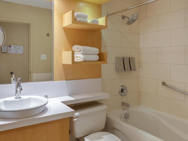 Hotel du Vieux Quebec : photo 4 de la chambre chambre lit queen-size - rez-de-chaussée côté ascenseur