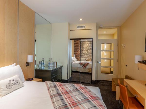 Hotel du Vieux Quebec : photo 2 de la chambre chambre lit queen-size - rez-de-chaussée côté ascenseur