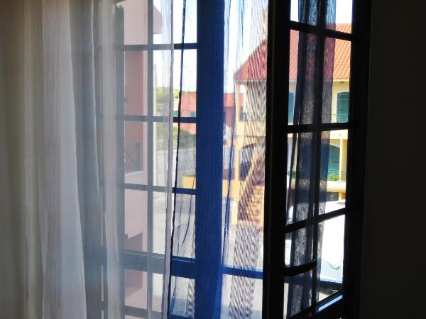 Supertubos Beach Hostel : photo 4 de la chambre chambre triple basique avec salle de bains commune