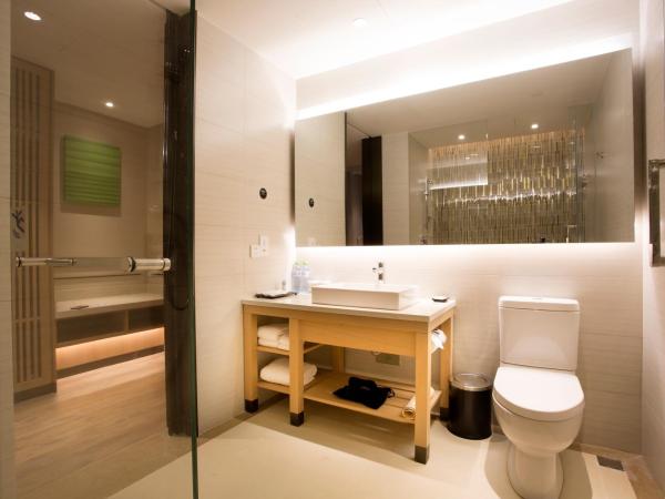 Hyatt Place Sanya City Center : photo 10 de la chambre chambre lit king-size avec canapé-lit et vue sur la piscine 