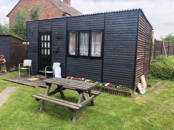 Charde Guest House : photo 1 de la chambre chambre triple basique - cabane de jardin