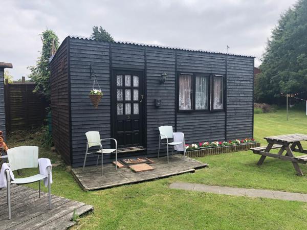 Charde Guest House : photo 2 de la chambre chambre triple basique - cabane de jardin