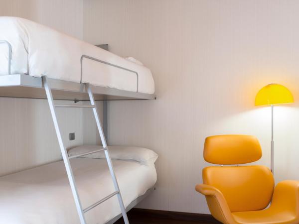 Petit Palace Plaza Málaga : photo 2 de la chambre chambre quadruple