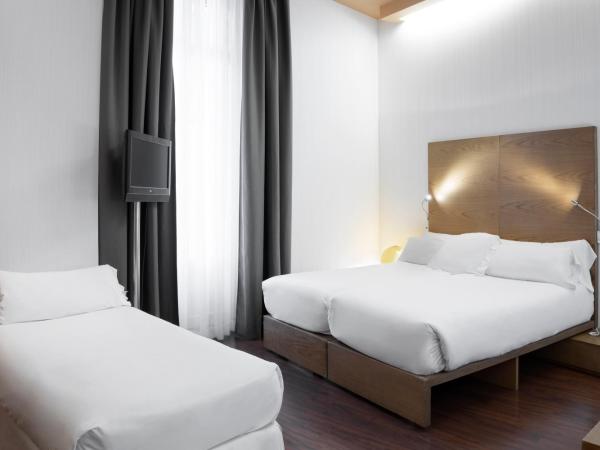 Petit Palace Plaza Málaga : photo 2 de la chambre chambre triple