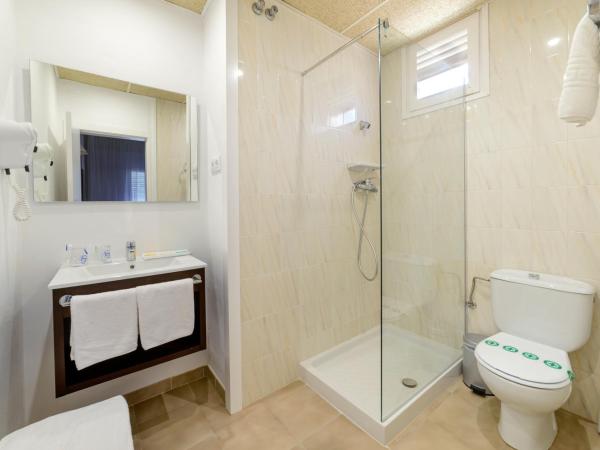 RVHotels Avenida : photo 9 de la chambre chambre familiale (chambres communicantes)