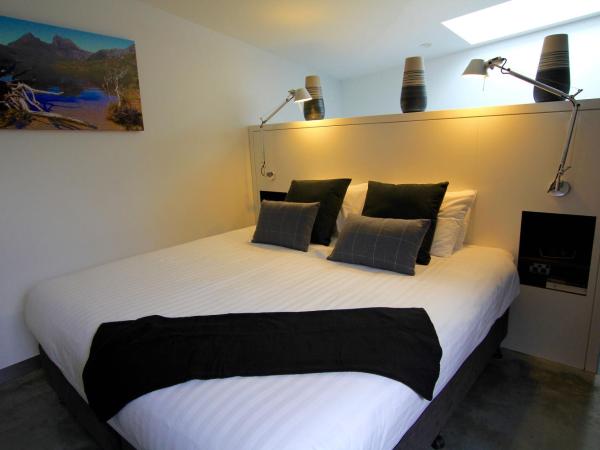 Old Bishop's Quarters Heritage, Modern & Unique Accommodation : photo 5 de la chambre two-bedroom apartment with glimpses of river derwent - tutors