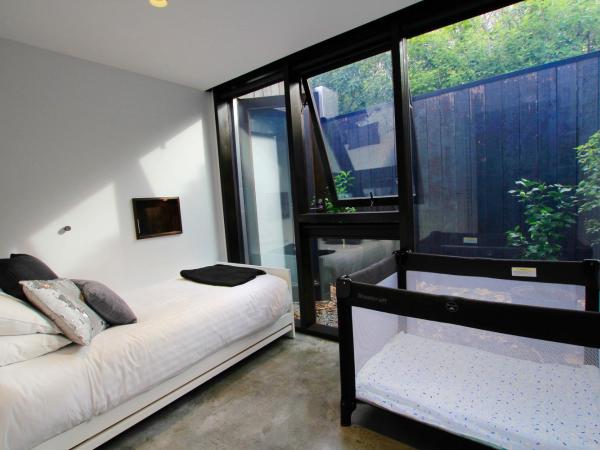 Old Bishop's Quarters Heritage, Modern & Unique Accommodation : photo 6 de la chambre two-bedroom apartment with glimpses of river derwent - tutors