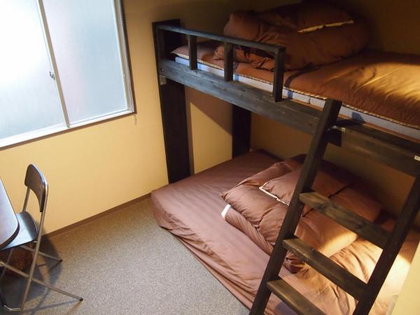 Fukuoka Hana Hostel : photo 9 de la chambre chambre lits jumeaux avec mezzanine et salle de bains privative