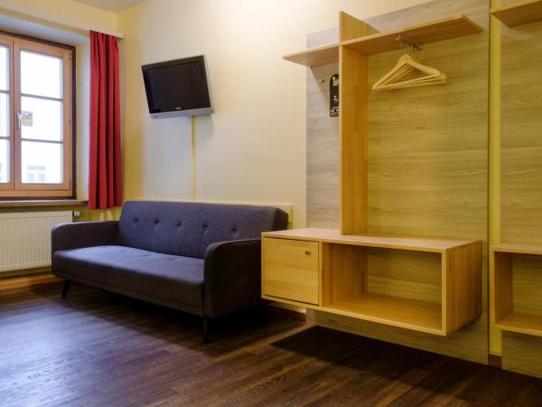 Euro Youth Hotel Munich : photo 7 de la chambre chambre double avec salle de bains privative