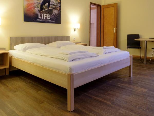 Euro Youth Hotel Munich : photo 2 de la chambre chambre double avec salle de bains privative