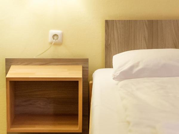 Euro Youth Hotel Munich : photo 6 de la chambre chambre double avec salle de bains privative