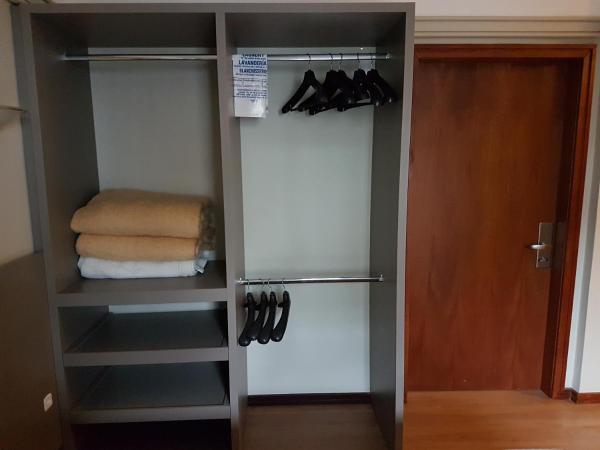 Alta Reggia Plaza Hotel : photo 3 de la chambre chambre lit king-size avec douche accessible en fauteuil roulant - adaptée aux personnes à mobilité réduite