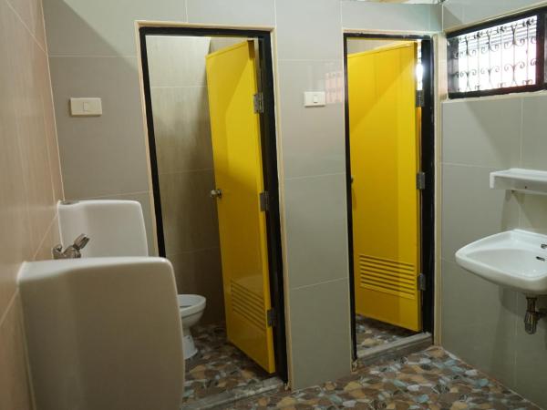 Yes Kaosan : photo 1 de la chambre chambre lits jumeaux avec salle de bains commune