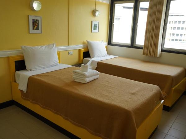 Yes Kaosan : photo 3 de la chambre chambre lits jumeaux avec salle de bains commune