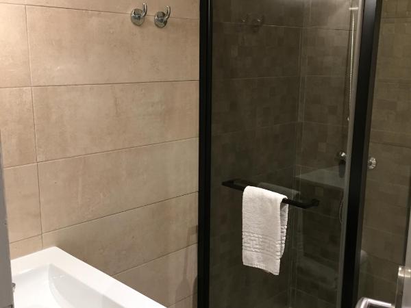 Hôtel Mont-Brison : photo 7 de la chambre chambre lits jumeaux avec douche 