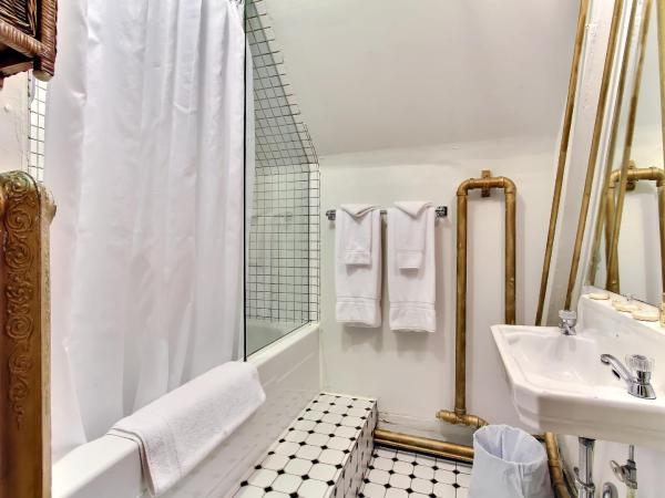 Hôtel Marie-Rollet : photo 7 de la chambre chambre lit queen-size - demi sous-sol