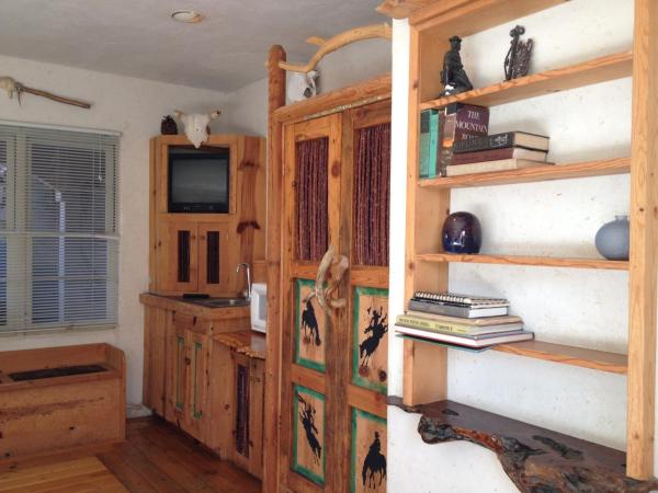 Les Artistes Inn : photo 5 de la chambre hébergement avec 2 lits doubles et terrasse - vue sur jardin