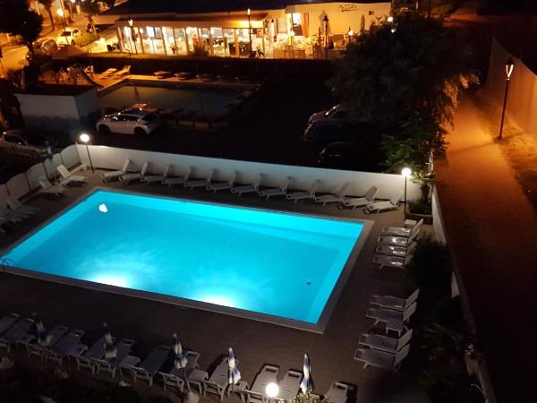 Hotel Corinna : photo 2 de la chambre chambre triple - vue sur la piscine