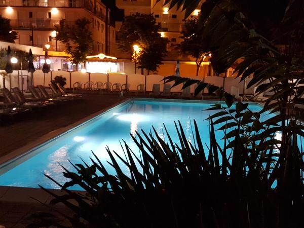 Hotel Corinna : photo 3 de la chambre chambre triple - vue sur la piscine