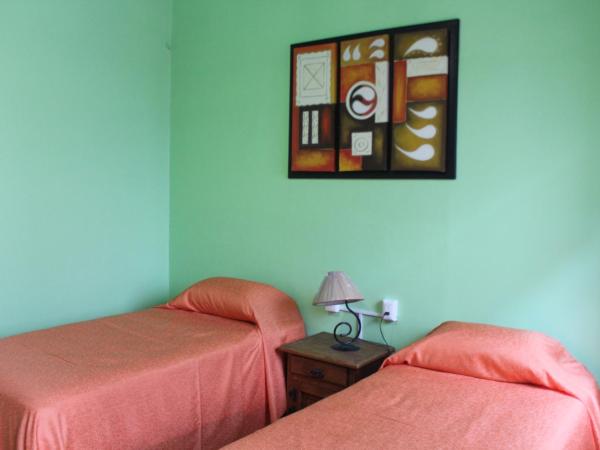 Hostal don Felipe : photo 2 de la chambre chambre lits jumeaux avec salle de bains commune