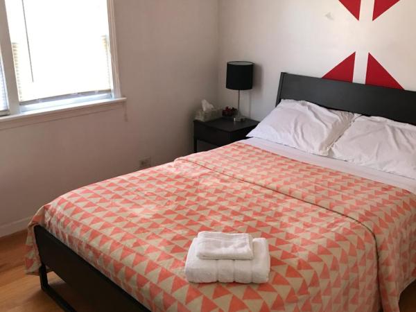 Hollywood Rentals LLC : photo 8 de la chambre chambre double avec salle de bains commune