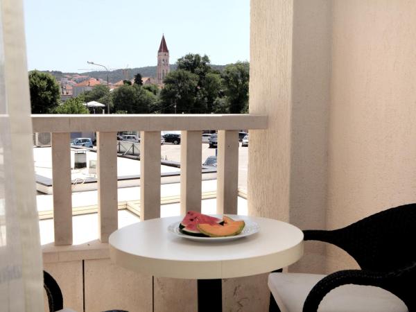 Hotel Bellevue Trogir : photo 1 de la chambre suite familiale