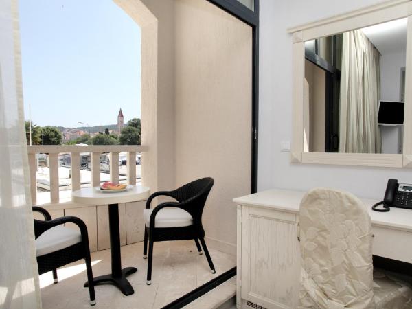 Hotel Bellevue Trogir : photo 2 de la chambre suite familiale