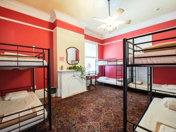 HOSTEL Auberge NOLA : photo 1 de la chambre lit dans dortoir mixte de 8 lits 