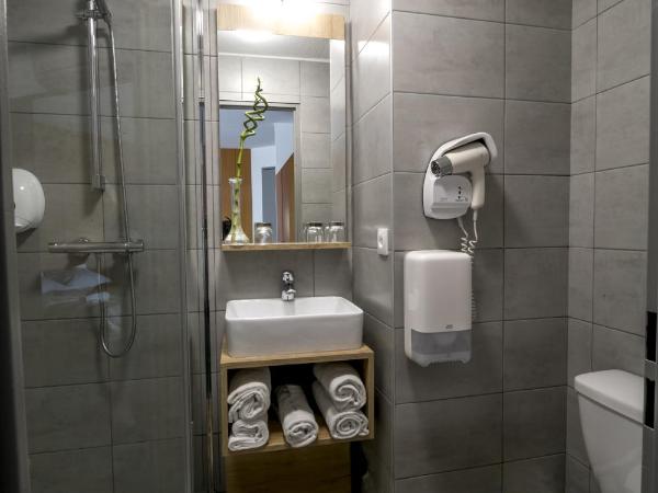 Ostal Pau Universite - Sure Hotel Collection by Best Western : photo 7 de la chambre chambre familiale avec 1 lit queen-size et 2 lits simples