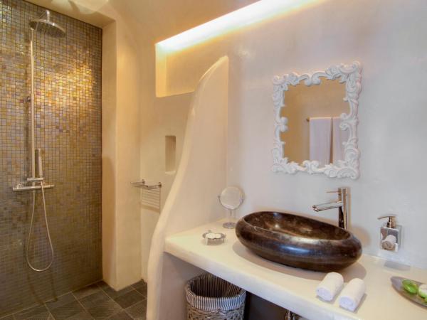 Santorini Secret Premium : photo 8 de la chambre suite prestige avec jacuzzi extérieur - vue sur caldeira