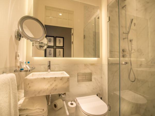 Hotel da Baixa : photo 5 de la chambre petite chambre double - vue intérieure