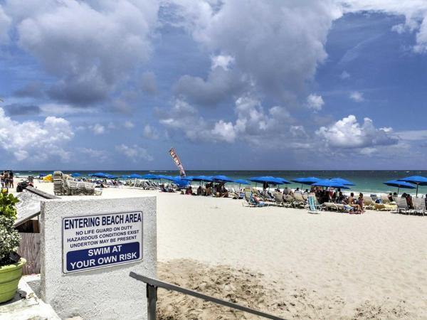 Oceanview on BEACH Fort Lauderdale located in resort, large 2 bedroom corner unit partial ocean view : photo 2 de la chambre appartement - vue sur mer