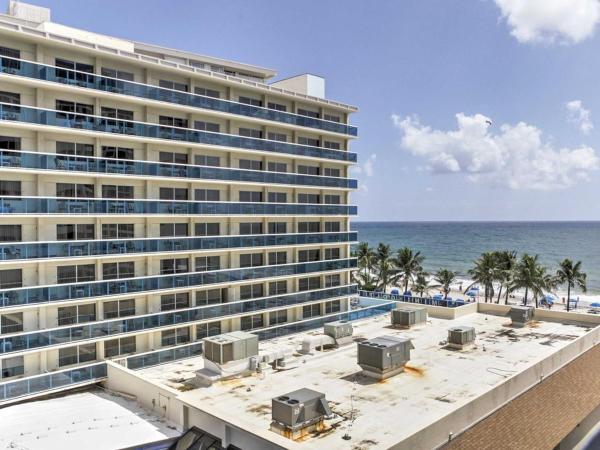 Oceanview on BEACH Fort Lauderdale located in resort, large 2 bedroom corner unit partial ocean view : photo 4 de la chambre appartement - vue sur mer