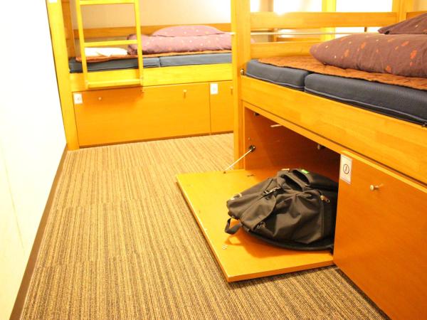 K's House Tokyo Oasis - Quality Hostel in Asakusa : photo 9 de la chambre lit simple dans dortoir mixte avec douche (4 adultes)