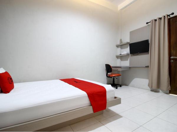 RedDoorz Plus near UPN Jogjakarta 2 : photo 4 de la chambre chambre double