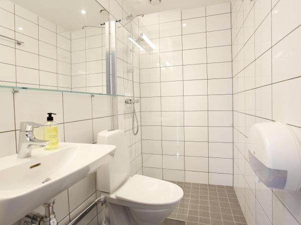 Kvibergs Vandrarhem - Hostel : photo 3 de la chambre chambre double avec salle de bains privative