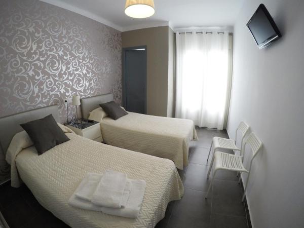Hostal Mediterráneo : photo 8 de la chambre chambre double ou lits jumeaux supérieure avec balcon