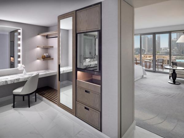 Address Downtown : photo 4 de la chambre chambre club - accès au salon - balcon - vue burj khalifa et fontaine