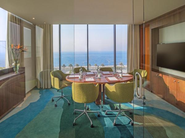 The Retreat Palm Dubai MGallery by Sofitel : photo 1 de la chambre chambre premium - vue partielle sur mer, accès au salon club, lit king-size ou 2 lits simples, accès à la plage privée