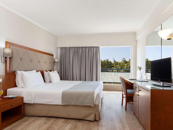 Best Western Plus Hotel Plaza : photo 2 de la chambre chambre double avec 2 lits simples - non-fumeurs - vue sur piscine