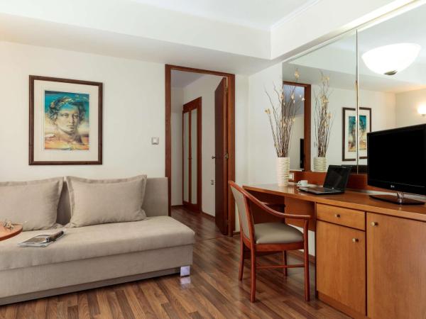 Best Western Plus Hotel Plaza : photo 4 de la chambre suite junior avec 1 lit queen-size, 2 lits simples et 1 canapé-lit - non-fumeurs